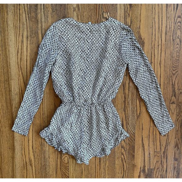 STONE COLD FOX Black White Pattern V Neck Romper Shorts Top Women's Size XS - Picture 7 of 11